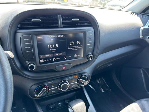 Used 2025 Kia Soul LX w/ LX Technology Package FWD image 17