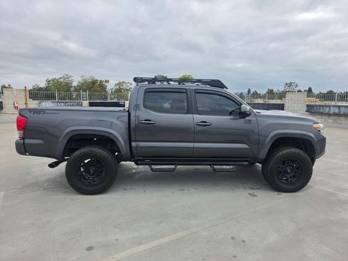 Used 2017 Toyota Tacoma TRD Sport w/ Tow Package RWD image 4