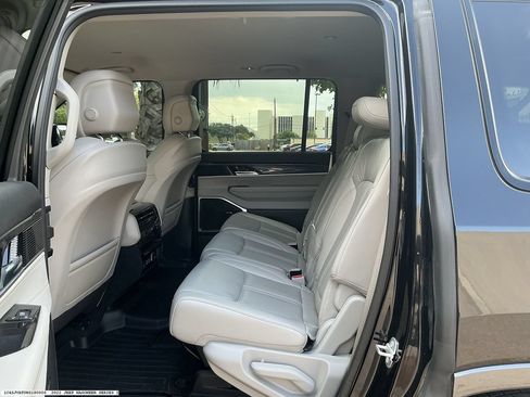 Used 2022 Jeep Wagoneer Series I AWD/4WD image 10