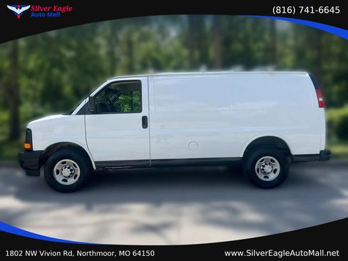 Used 2017 Chevrolet Express 2500 RWD image 1