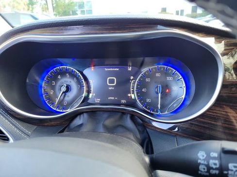 Used 2023 Chrysler Pacifica Limited FWD image 28