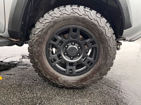 Used 2020 Toyota Tacoma TRD Off-Road image 8