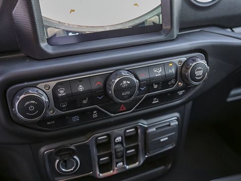 Used 2023 Jeep Wrangler Unlimited Sahara w/ Cold Weather Group AWD/4WD image 19