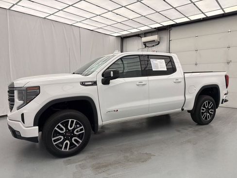 Used 2024 GMC Sierra 1500 AT4 w/ Technology Package AWD/4WD image 3
