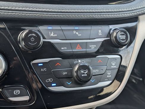 Used 2023 Chrysler Pacifica Touring-L FWD image 21