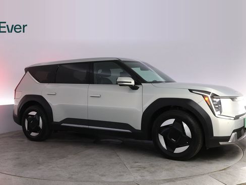 Used 2024 Kia EV9 Light Long Range RWD image 14