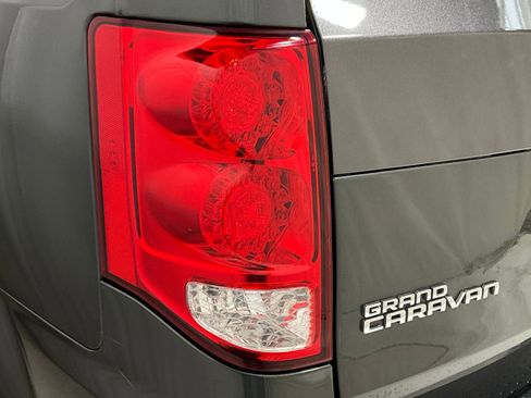 Used 2019 Dodge Grand Caravan SXT image 28