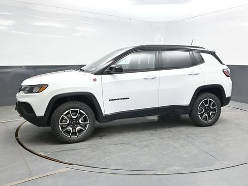 Used 2025 Jeep Compass Trailhawk AWD/4WD image 3