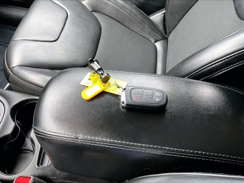 Used 2020 Jeep Cherokee Latitude Plus image 14