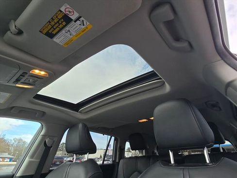 Used 2020 Toyota Highlander XLE image 24