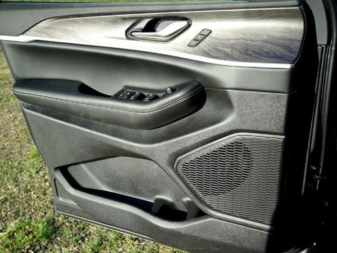 New 2025 Jeep Grand Cherokee Limited image 23