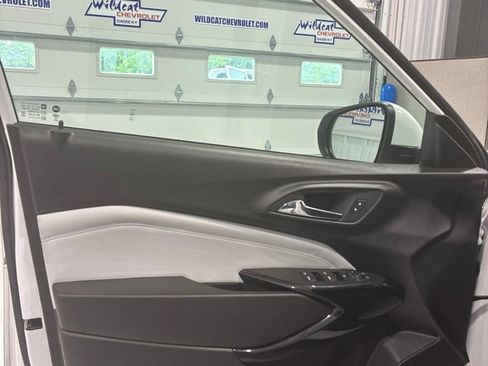 Used 2025 Chevrolet Trax LT FWD image 14