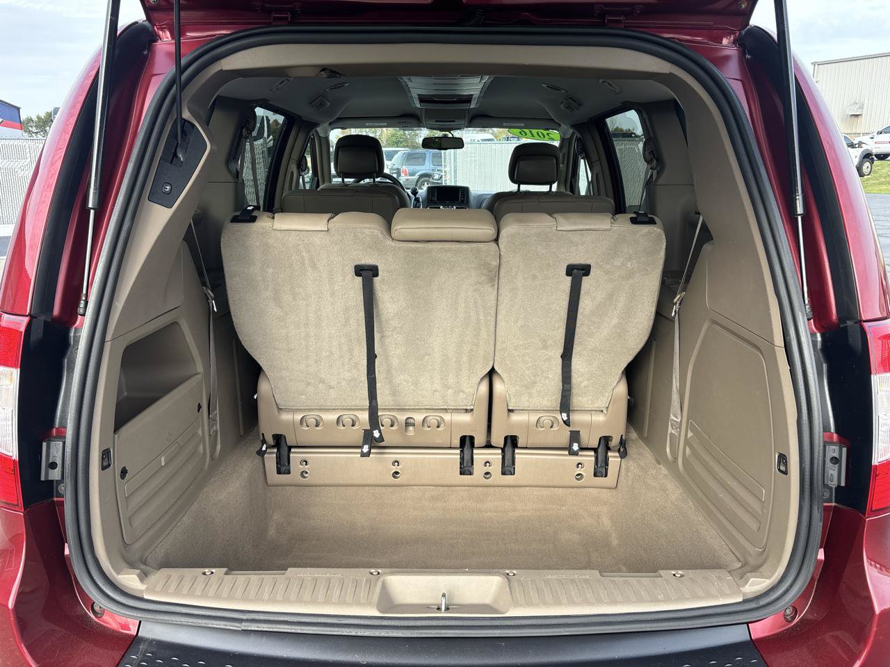 Used 2016 Chrysler Town & Country Touring w/ Driver Convenience Group FWD image 12