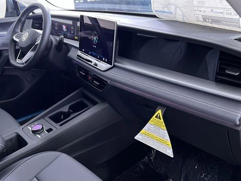 New 2025 Volkswagen Tiguan SE image 28