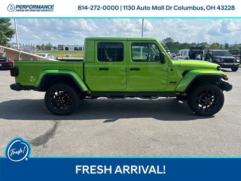 Used 2025 Jeep Gladiator Sport AWD/4WD image 3