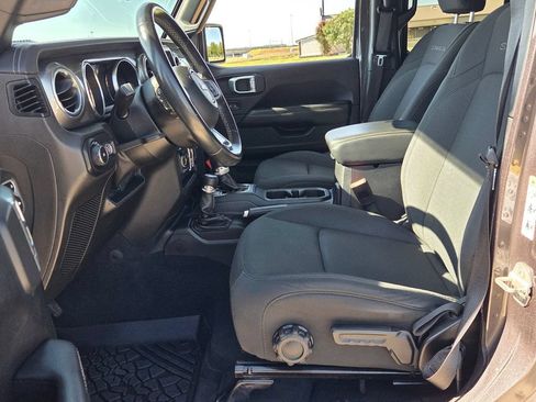 Used 2019 Jeep Wrangler Unlimited Sahara AWD/4WD image 3