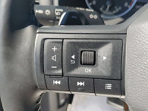 Used 2025 Nissan Rogue SV FWD image 17
