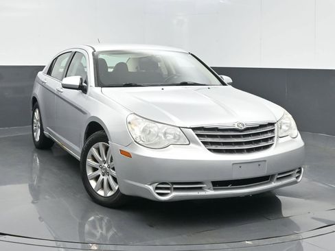 Used 2010 Chrysler Sebring Limited FWD image 2