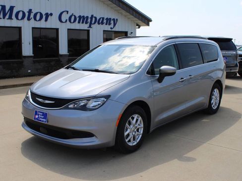 Used 2021 Chrysler Voyager Lxi image 1