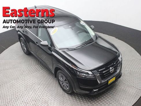 Used 2024 Nissan Pathfinder S image 3