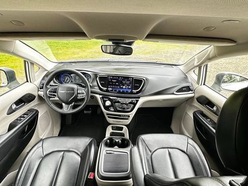 Used 2023 Chrysler Pacifica Touring-L FWD image 25