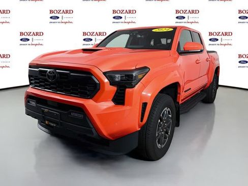 Used 2024 Toyota Tacoma TRD Sport w/ TRD Sport Upgrade Package AWD/4WD image 4