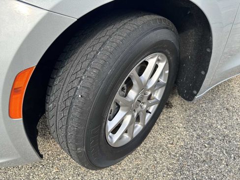 Used 2024 Chrysler Pacifica Touring-L FWD image 3