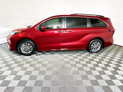 Used 2024 Toyota Sienna XLE FWD image 6