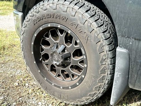 Used 2019 Nissan Titan SV w/ SV Convenience Package RWD image 3