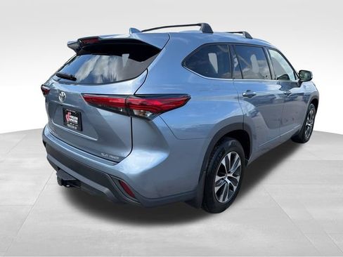 Used 2022 Toyota Highlander XLE AWD/4WD image 7