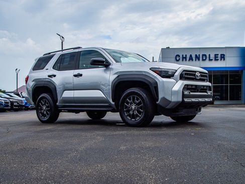 Used 2025 Toyota 4Runner SR5 AWD/4WD image 9