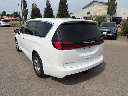 Used 2024 Chrysler Pacifica Limited w/ Trailer Tow Group FWD image 4