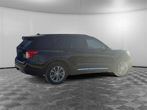 Used 2022 Ford Explorer XLT w/ Equipment Group 202A image 5