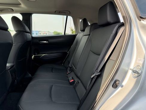 Certified 2025 Toyota Corolla Cross XLE w/ Convenience Package AWD/4WD image 15