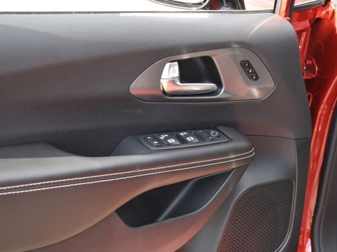 New 2026 Chrysler Pacifica Select FWD image 25