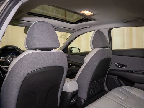 Used 2025 Hyundai Elantra Limited image 9