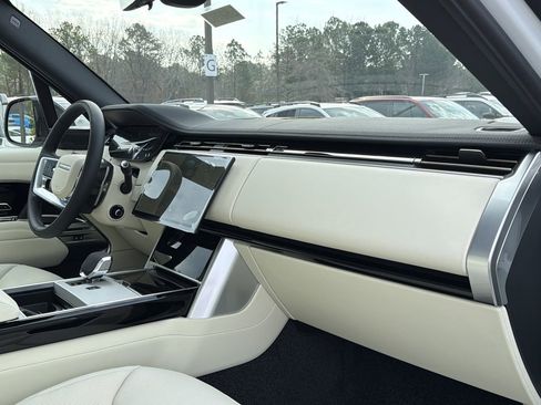 New 2026 Land Rover Range Rover SE image 18