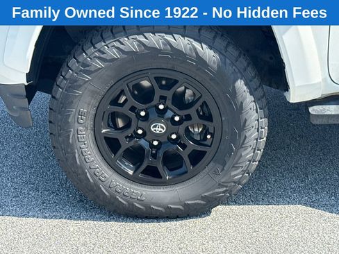 Used 2022 Toyota Tacoma SR5 w/ Technology Package RWD image 11