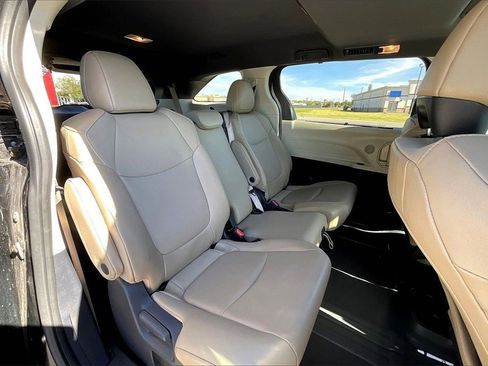 Used 2024 Toyota Sienna XLE image 32