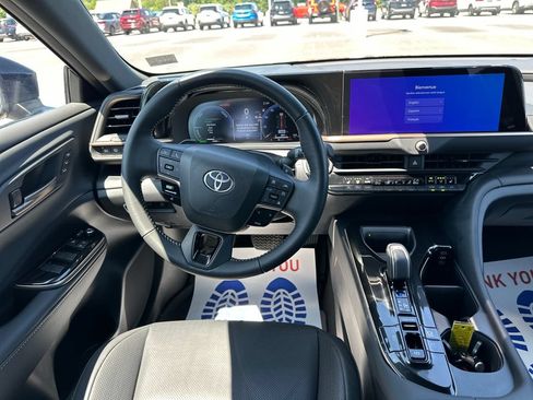 Used 2025 Toyota Crown Signia AWD/4WD image 18