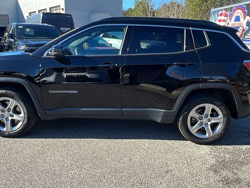 Used 2024 Jeep Compass Latitude image 11