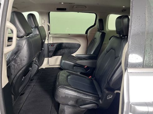 Used 2024 Chrysler Pacifica Touring-L image 25