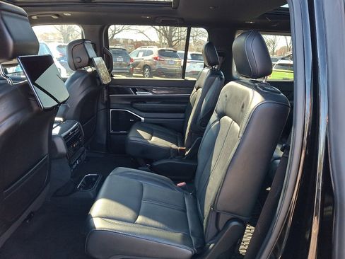 Used 2022 Jeep Wagoneer Series III w/ Premium Group I image 11