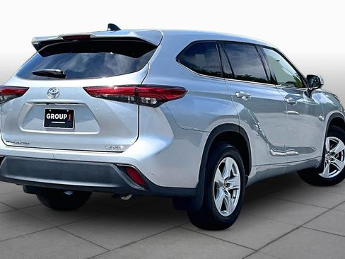 Used 2022 Toyota Highlander LE AWD/4WD image 13