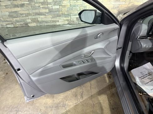 Used 2024 Hyundai Elantra SE image 11