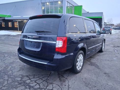 Used 2013 Chrysler Town & Country Touring image 5