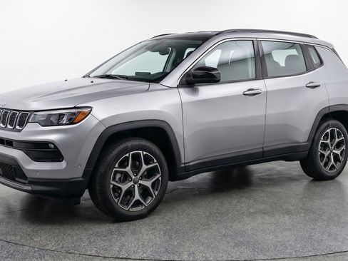 Used 2025 Jeep Compass Limited AWD/4WD image 3