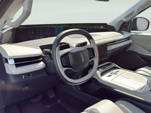 Used 2025 Lincoln Navigator Reserve image 26