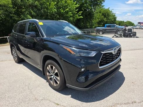Used 2023 Toyota Highlander XLE AWD/4WD image 7