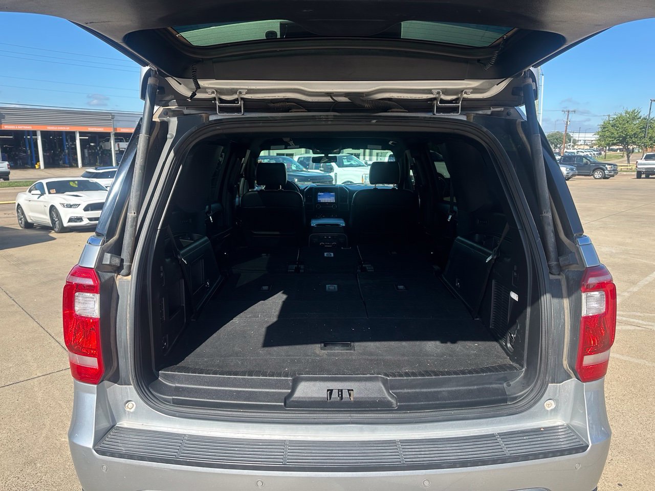 Used 2019 Ford Expedition XLT w/ Equipment Group 202A RWD image 9